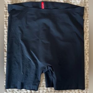 Spanx black mid thigh girl short